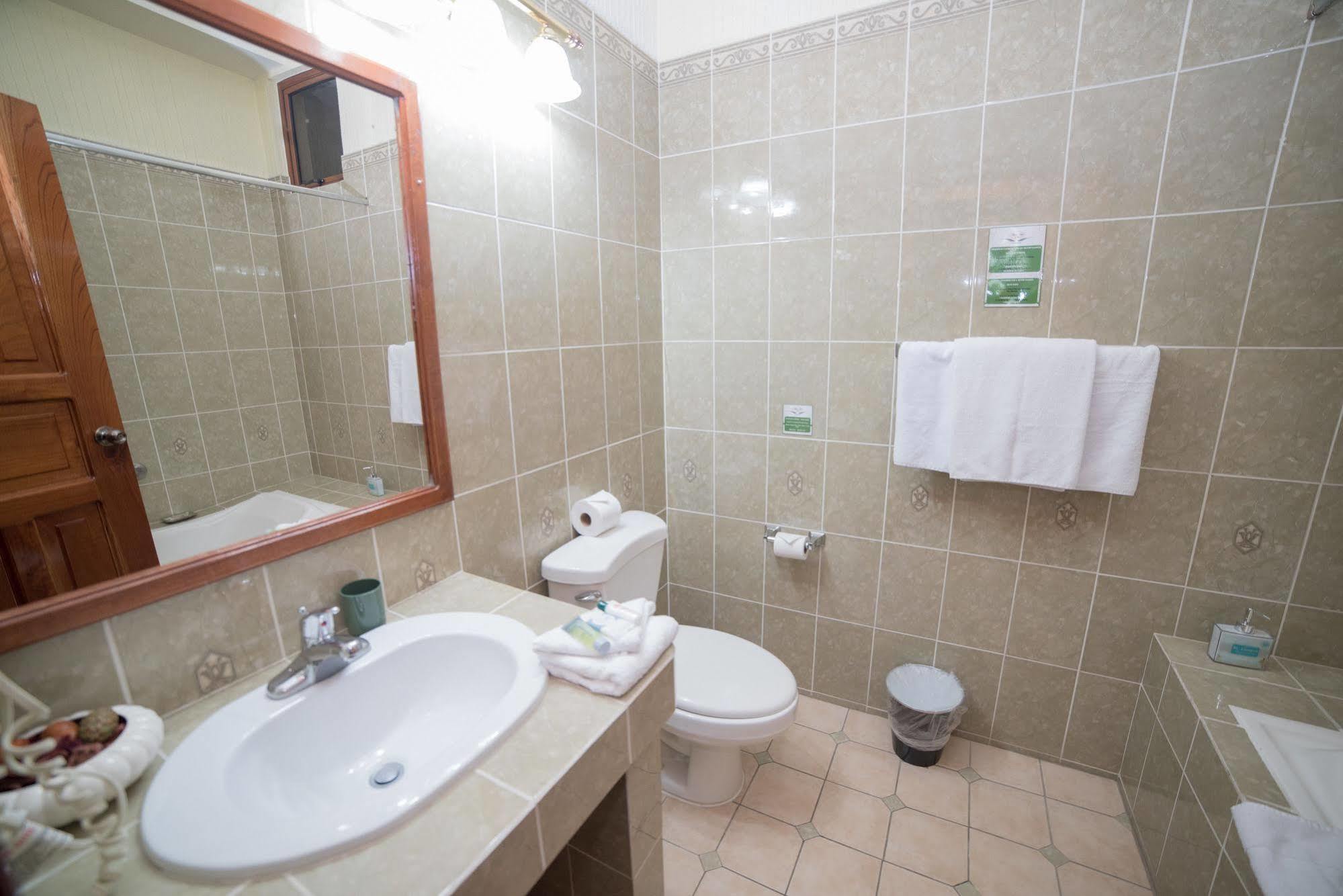 Hotel Anna Inn Olintepeque Екстер'єр фото