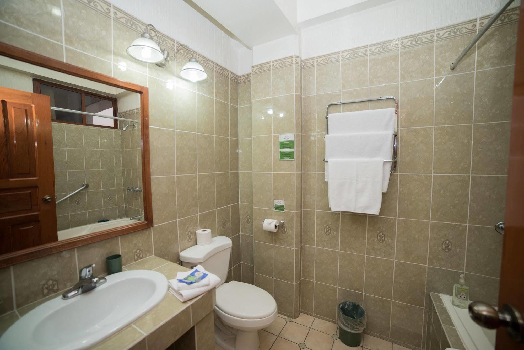 Hotel Anna Inn Olintepeque Екстер'єр фото